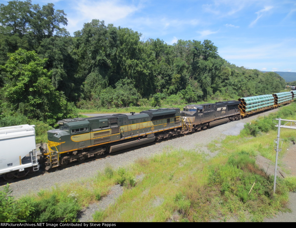 NS 1068 Erie heritage unit as a mid-train helper on 15T